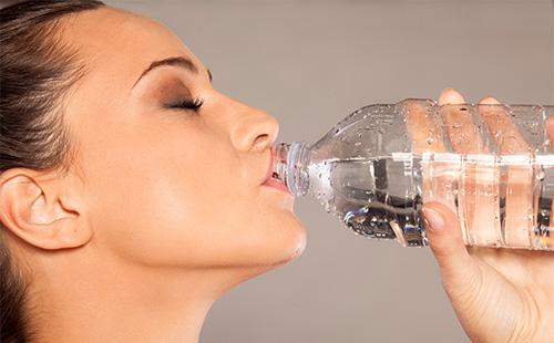 La ragazza beve acqua