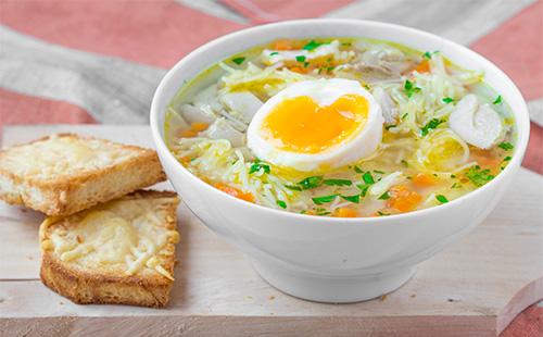 Vištienos makaronų sriuba su kiaušiniu