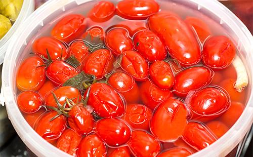 Suolatut tomaatit suolavedessä