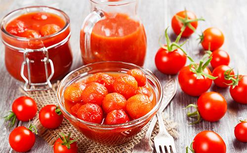 Marinoidut tomaatit kulhoon