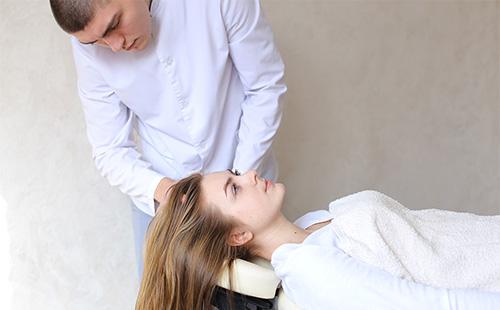 Vyras moteriai daro galvos masažą