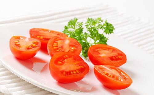 Poloviny rajčat na talíři