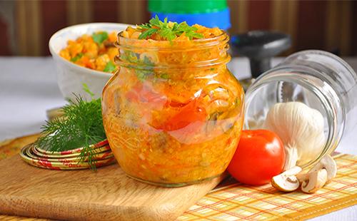 Mga de-latang Tomato na may Mga Gulay sa isang Jar