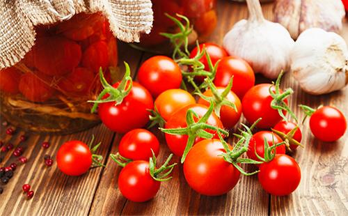 Frische und eingelegte Tomaten