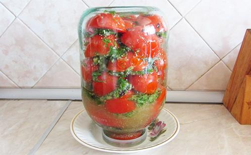 Koreanische Tomaten in einem Glas