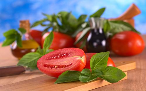 Viipaloitu tomaatti yrtteillä