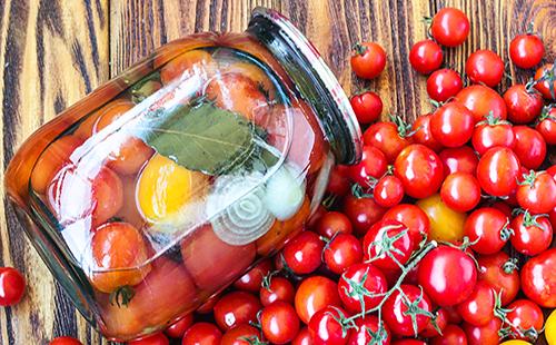 Marinoidut tomaatit ja sipulit purkissa