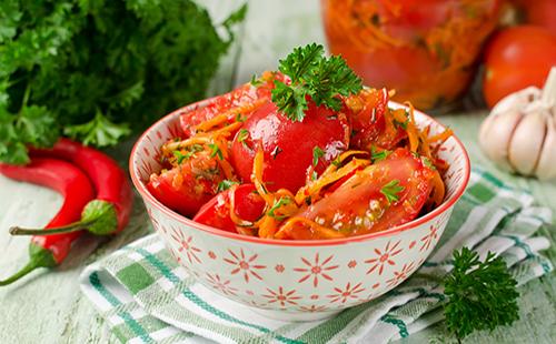 Eingelegte Tomaten mit Karotten in einer Tasse