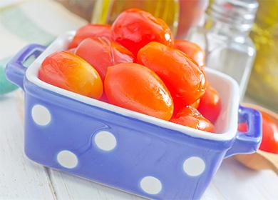 Quagena-tomaatit sinisessä kulhossa