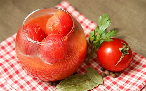 Tomaatit tomaattikastikkeessa