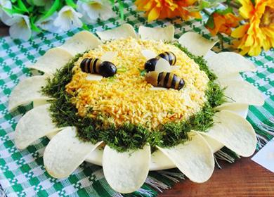 Salat mit essbaren Bienen dekoriert.