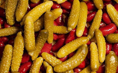 Ang mga close-up na atsara na may pulang beans