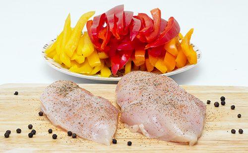 Пилешко филе и нарязани цветни чушки