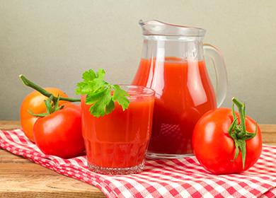 Tomatensaft in einem Krug und in einem Glas auf einer Tischdecke