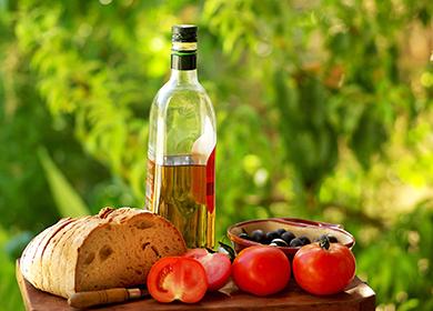 Hausgemachtes Brot, Tomaten und eine Flasche Olivenöl