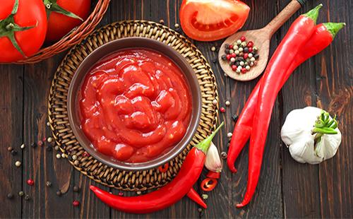 Tomaattikastike lautaselle, tomaatit ja mausteinen ennen