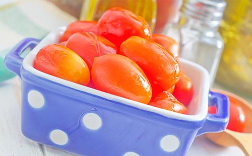 Marinoituja tomaatteja kulhoon pöydällä