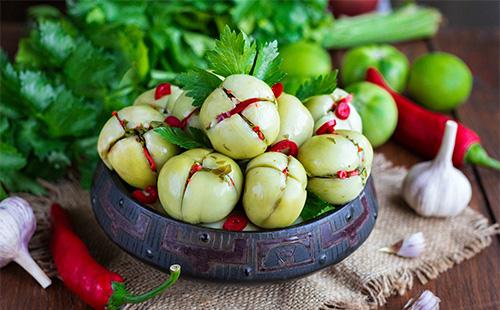 Pomodori verdi ripieni in un piatto
