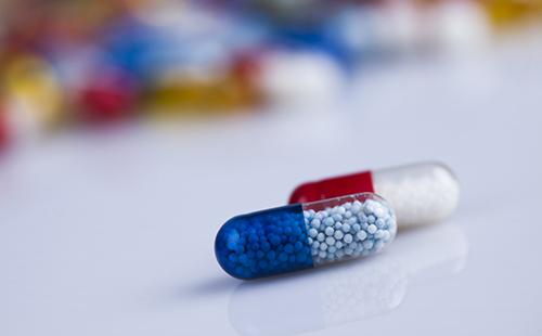 Különböző színű tabletták
