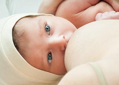 Neugeborenes saugt Brust