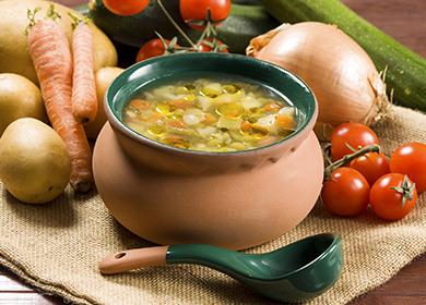 Itališka daržovių sriuba puode