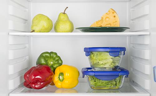 Zöldségek és gyümölcsök a hűtőszekrényben
