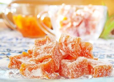 Sokeroitu appelsiini jauhesokerissa