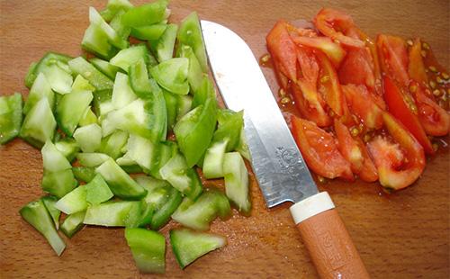 Pomodori e peperoni tagliuzzati