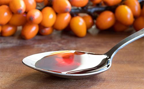 Olio di olivello spinoso in un cucchiaio