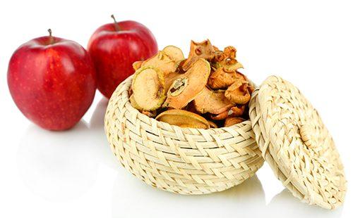 Сушени ябълки в плетена кошница