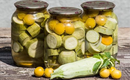 Naka-kahong kopmot mula sa zucchini sa mga bangko