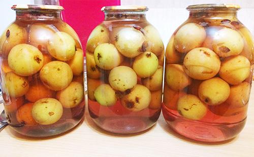 Párolt almát három literes üvegekbe
