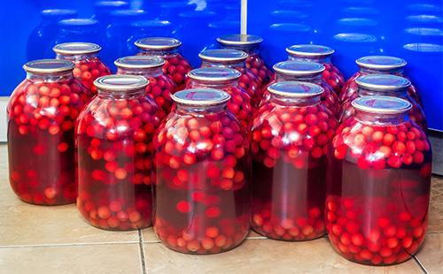 Tatlong-litro garapon na may cherry compote