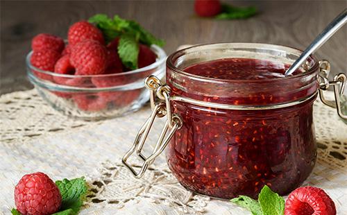 Magandang garapon na may raspberry jam