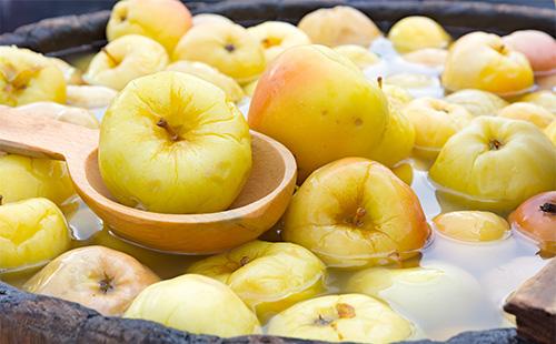 Накиснати ябълки в бъчва