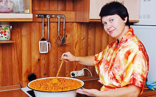 La donna sta cucinando la marmellata