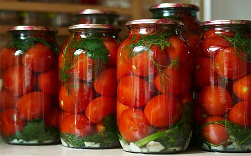 Eingelegte Tomaten in Gläsern