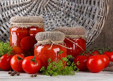 Kauniit purkit tomaateilla