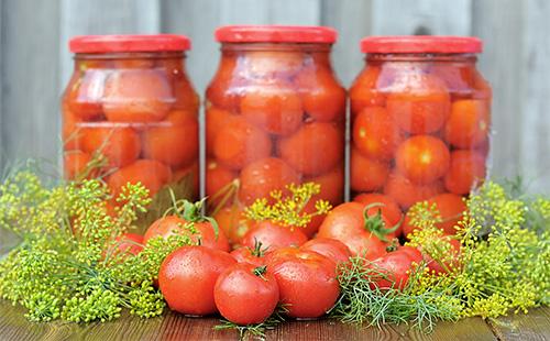 Eingelegte Tomaten in Gläsern