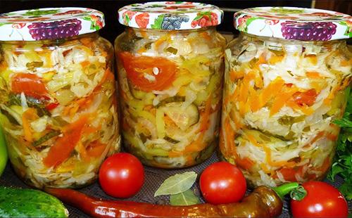 Σαλάτα με λάχανο και λαχανικά σε βάζα