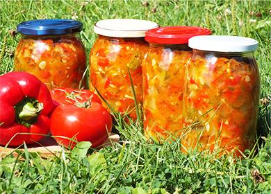 Дунавска салата за зимата със зелени и червени домати: начини за навиване на витаминна закуска и мързелива вечеря