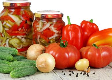 Tomaten- en komkommersalade recepten voor de winter: aanpassing van een zomerschotel aan het koude seizoen