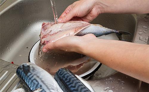Žena myje makrely