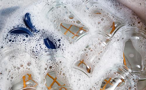 Почистете стъклените буркани в сапунена вода