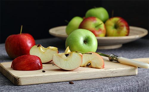Fette di mela su una lavagna
