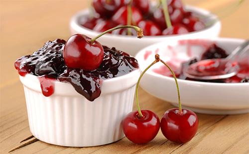 Cherry jam v misce na stole