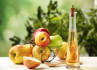Apple cider suka sa isang botelya sa mesa