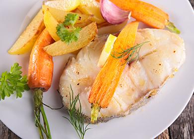 Ψάρια με λαχανικά σε ένα πιάτο