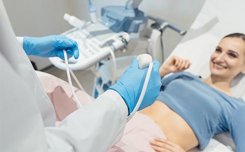 Femeie supusă examinării cu ultrasunete