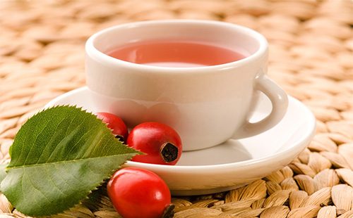 Rosehip tea sa isang tabo